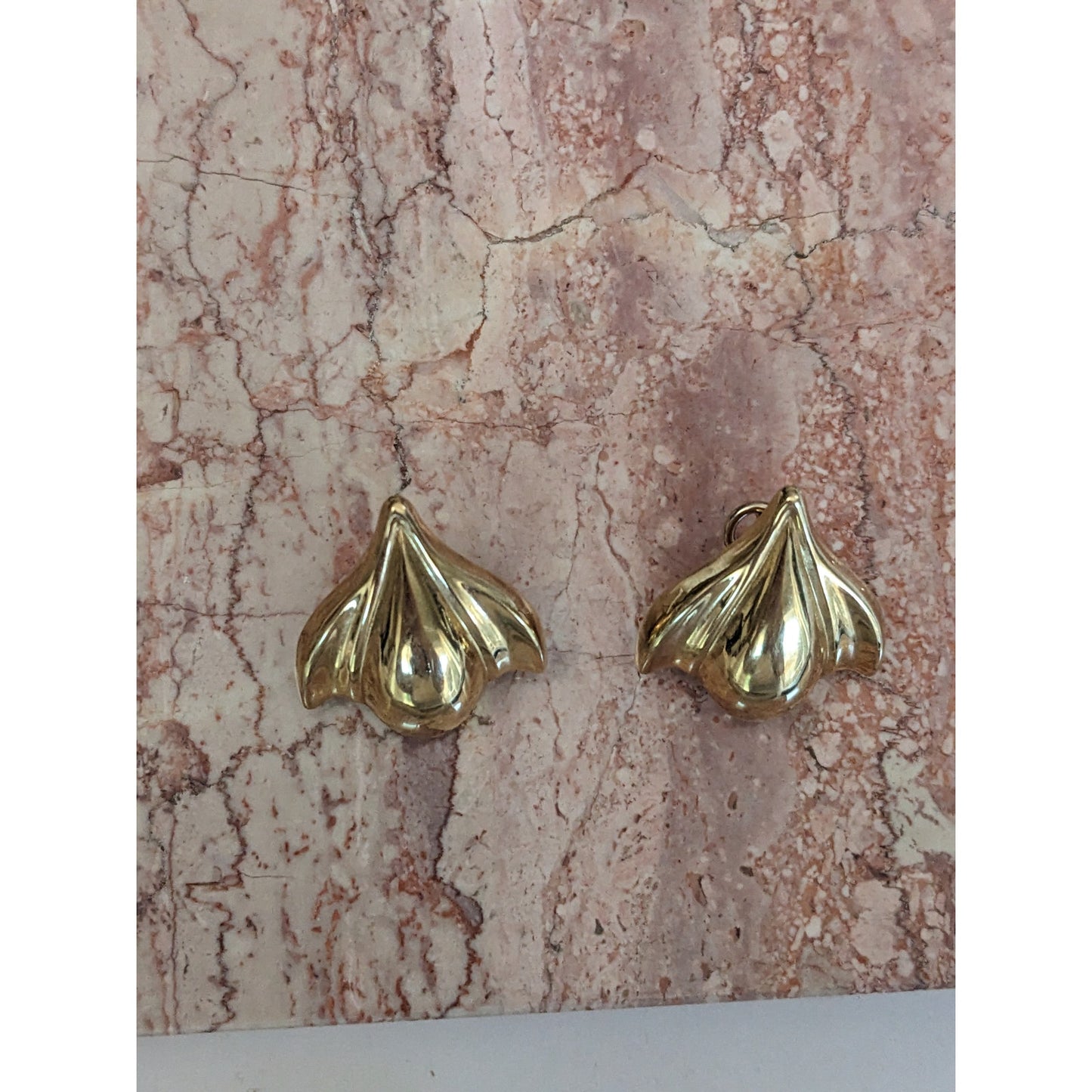 Vintage 14k Yellow Gold Italy Hollow Scalloped Earrings Omega Backs