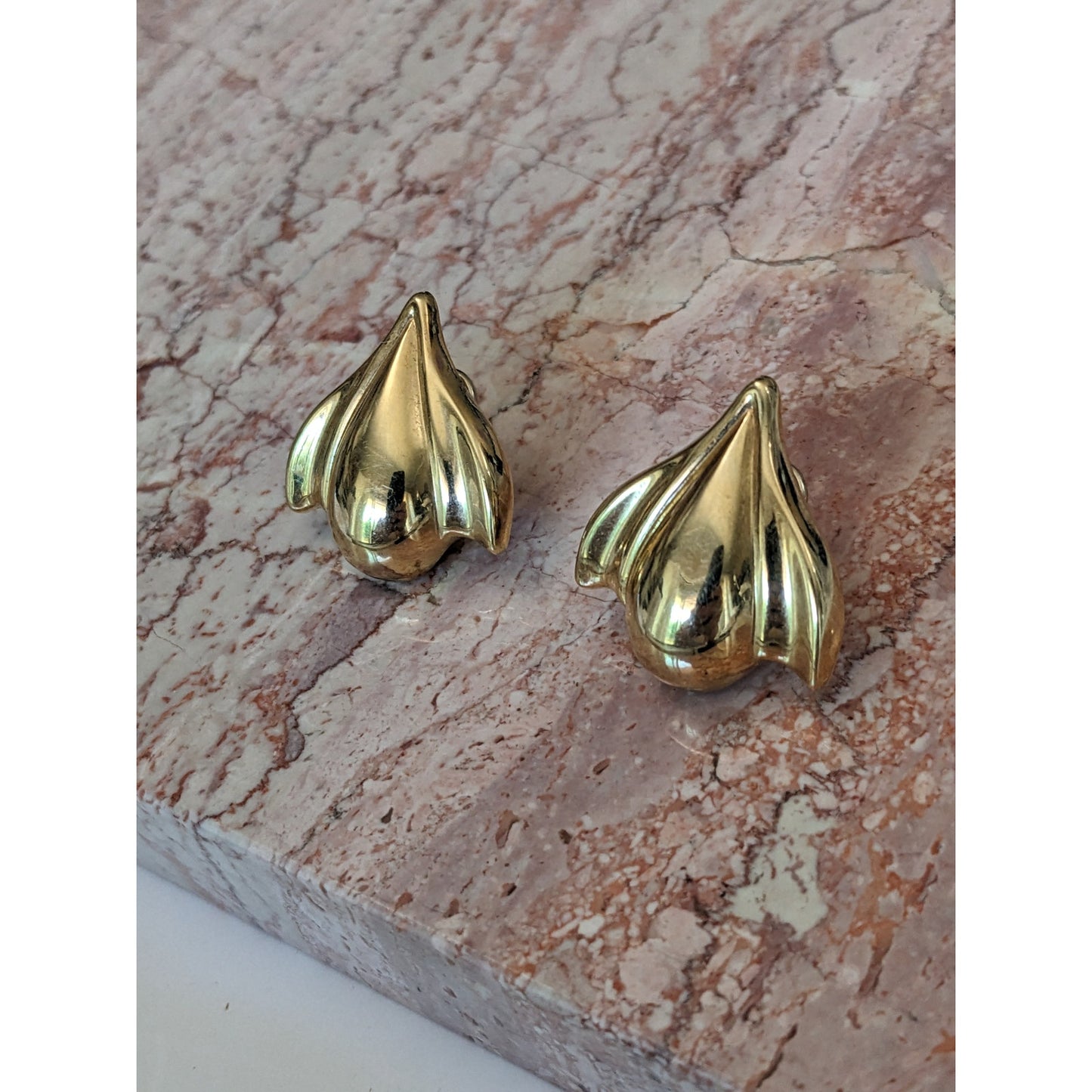 Vintage 14k Yellow Gold Italy Hollow Scalloped Earrings Omega Backs