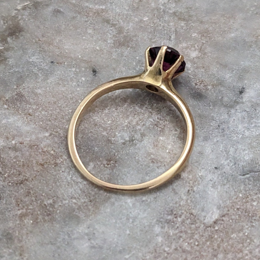 Estate 14k Yellow Gold with Garnet Solitaire Ring Size 7.25