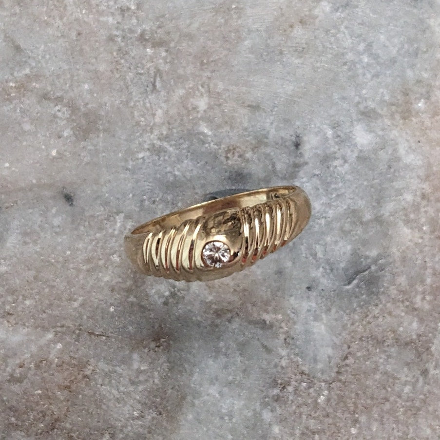 Vintage 14k Yellow Gold Scallop with Diamond Accent Ring Size 6.5