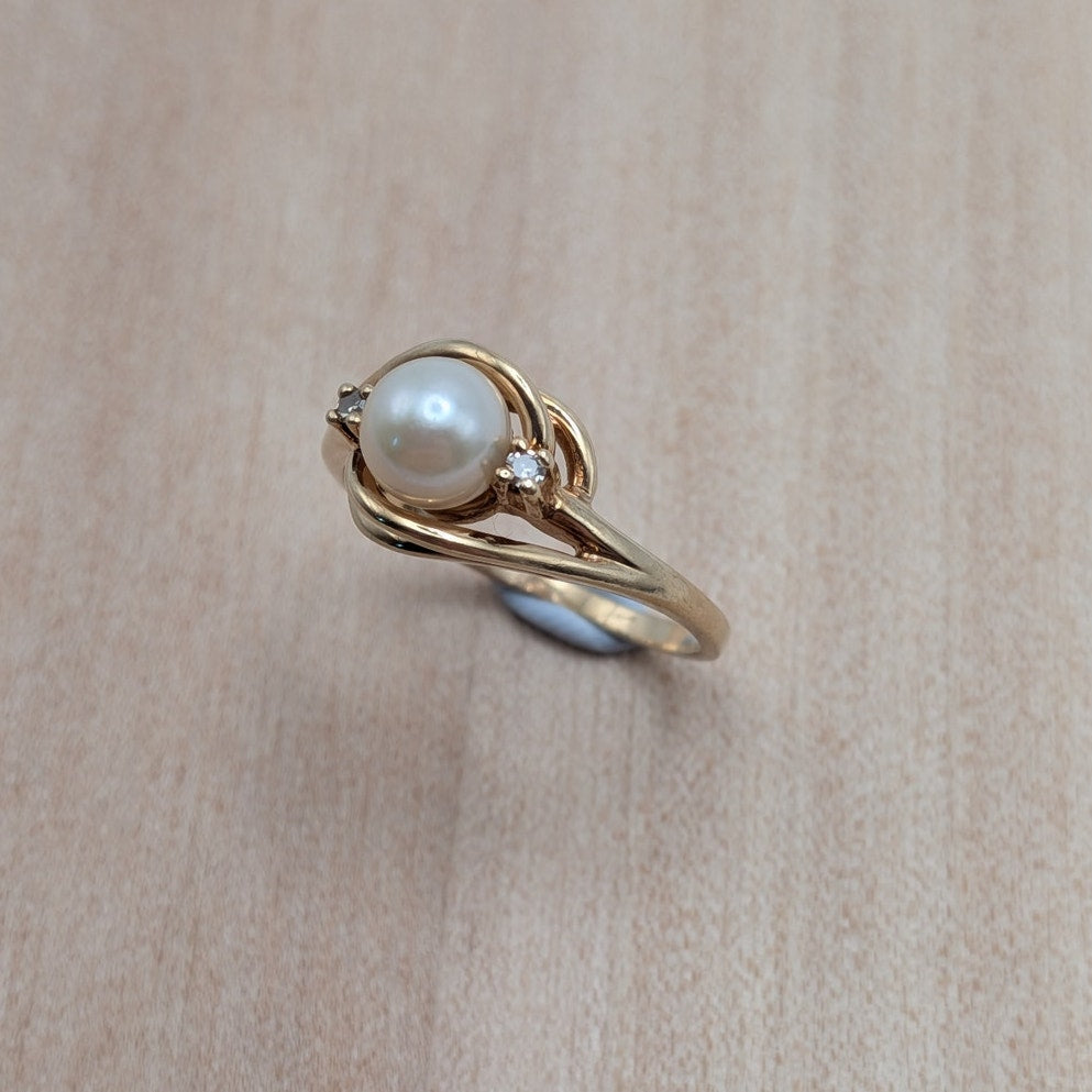 Vintage 6k Yellow Gold Twist Pearl and Diamond Accent Ring Size 6.25