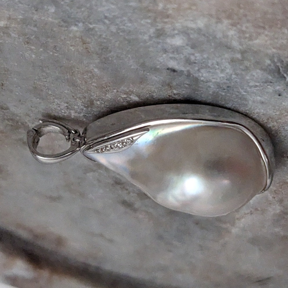 Vintage 14k White Gold Iridescent Mabe pearl 0.05ct Diamond Accent Pendant