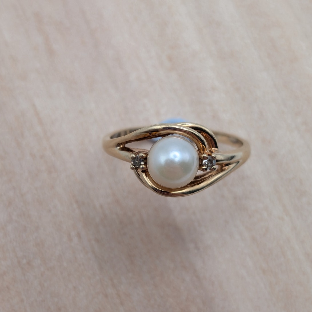 Vintage 6k Yellow Gold Twist Pearl and Diamond Accent Ring Size 6.25
