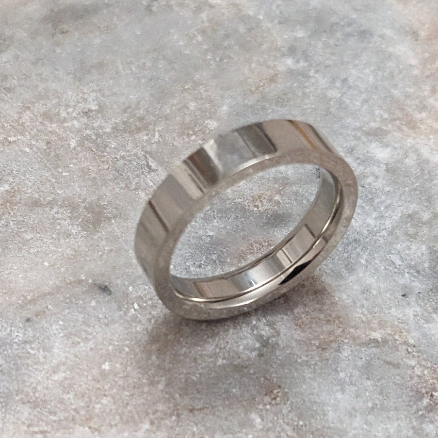 Preowned 14k White Gold 4mm Simple Wedding Band Ring Size 5