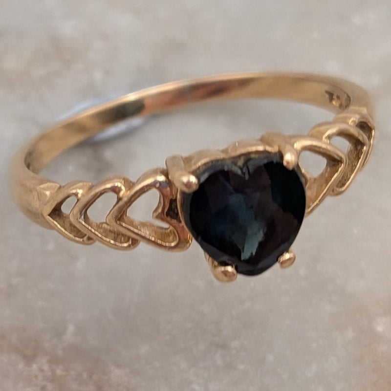Vintage 14k Solid Gold Heart Pattern Ring Band with Heart Sapphire Size 7.25