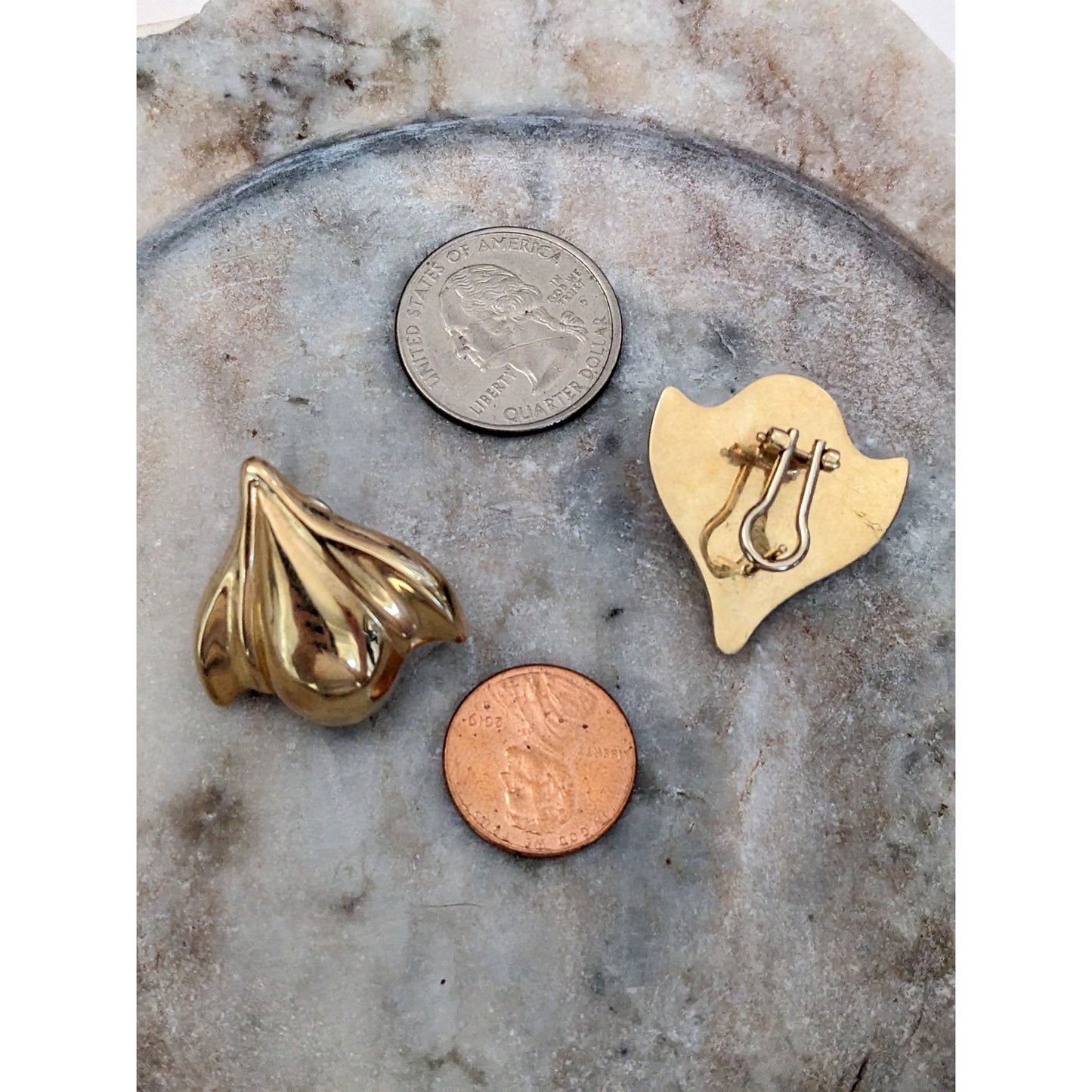 Vintage 14k Yellow Gold Italy Hollow Scalloped Earrings Omega Backs
