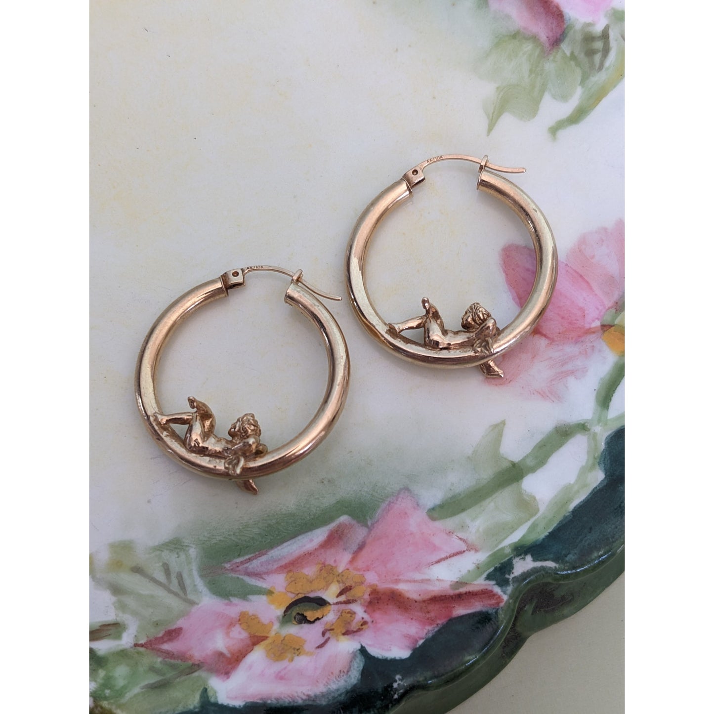 FLAW Vintage 10k Yellow Gold Cherub Angels Laying on Hollow Hoop Earrings