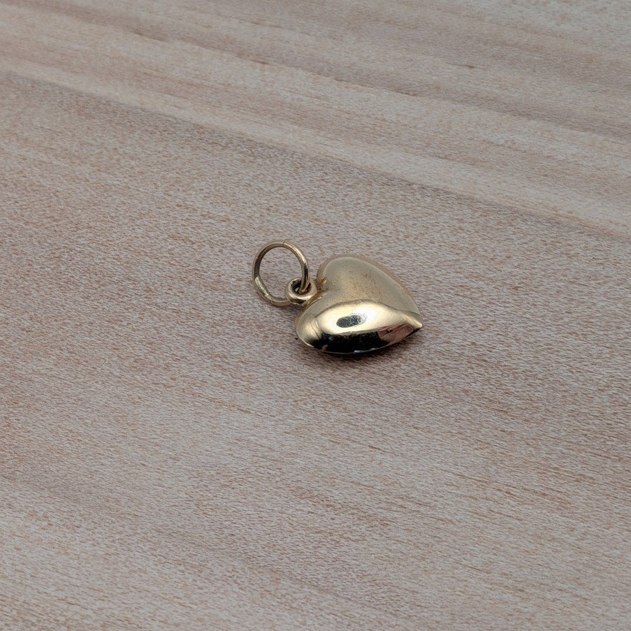 Vintage Unmarked 14k Yellow Gold Tiny Dainty Hollow Heart Charm
