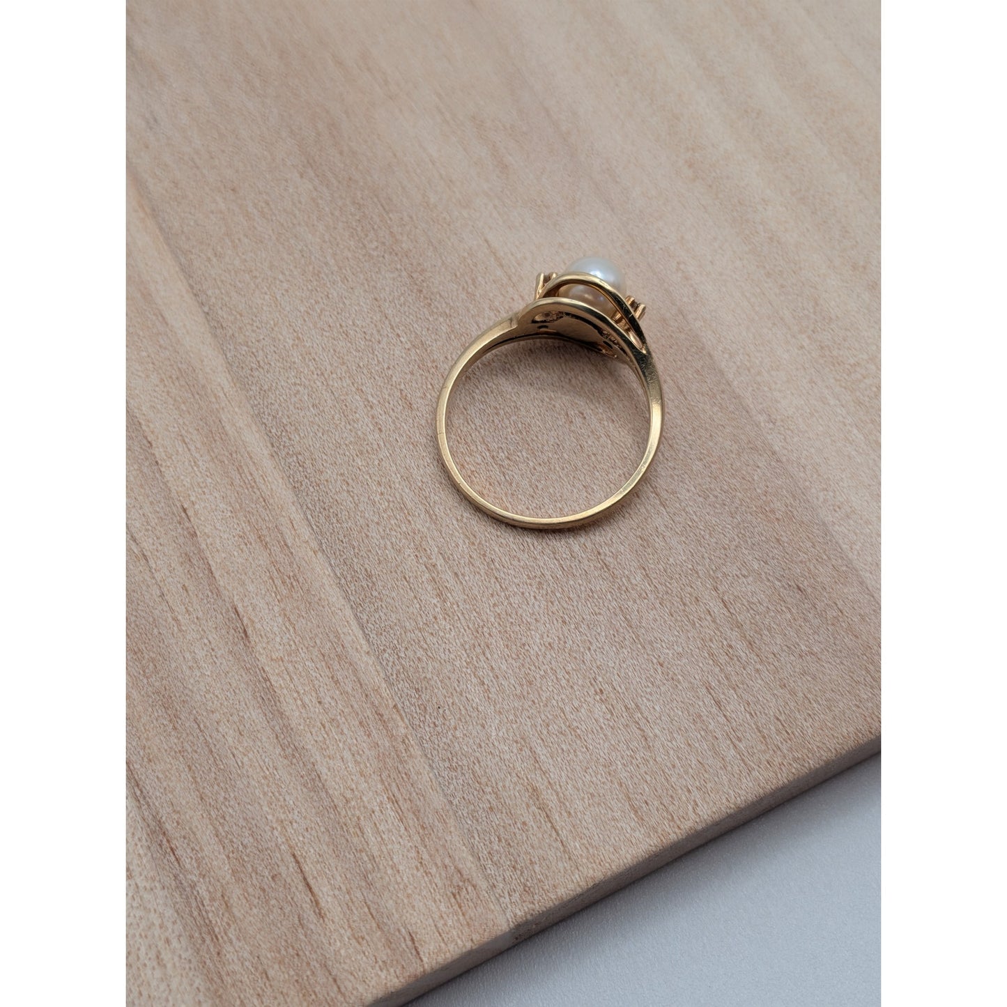 Vintage 6k Yellow Gold Twist Pearl and Diamond Accent Ring Size 6.25