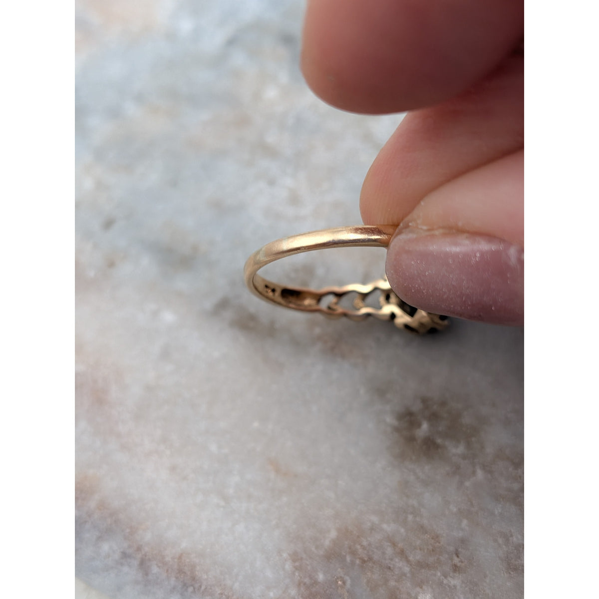 Vintage 14k Solid Gold Heart Pattern Ring Band with Heart Sapphire Size 7.25