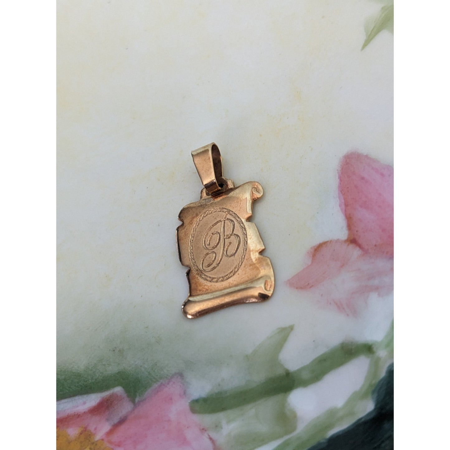 Vintage 18k Yellow Gold Scroll with "B" Initial Pendant