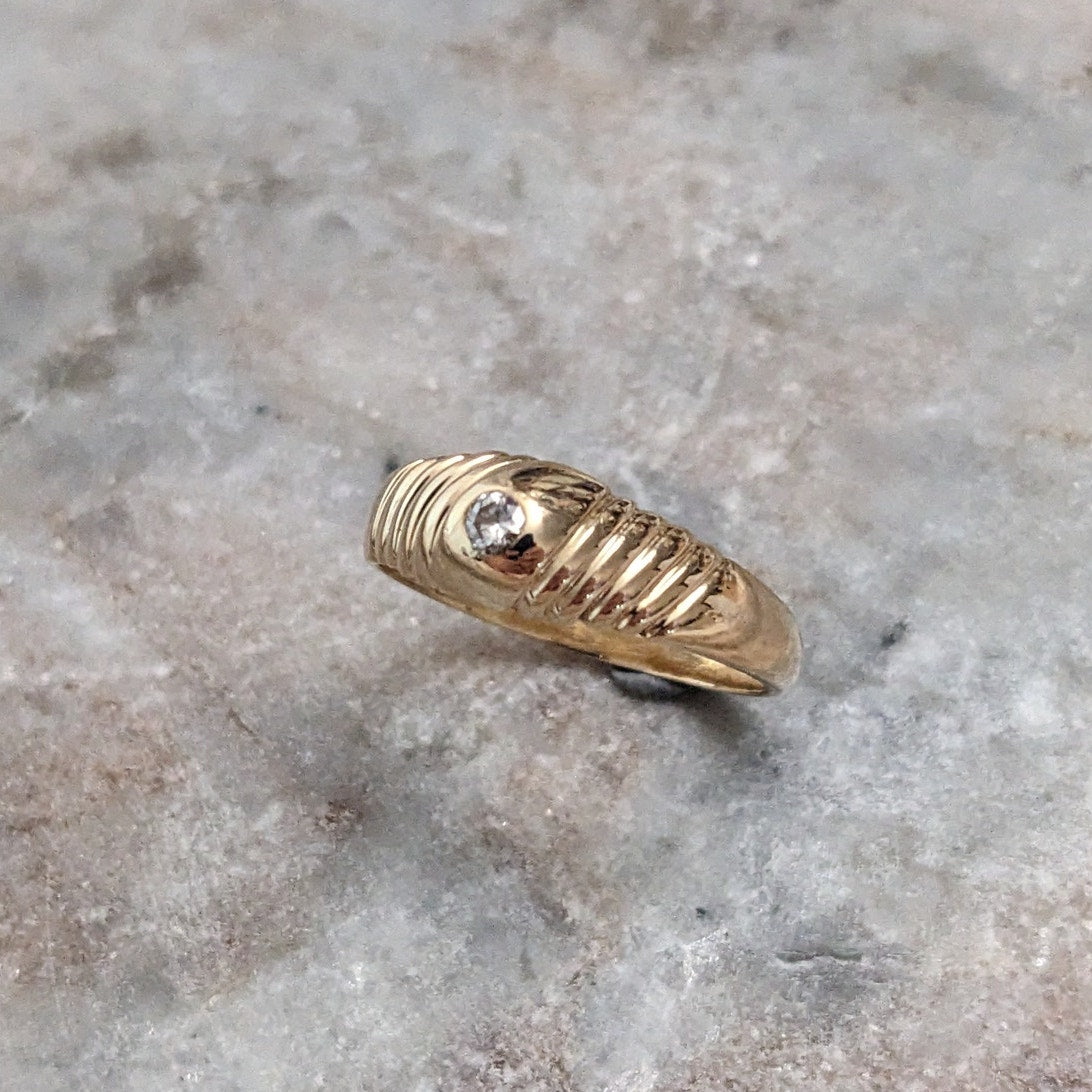 Vintage 14k Yellow Gold Scallop with Diamond Accent Ring Size 6.5