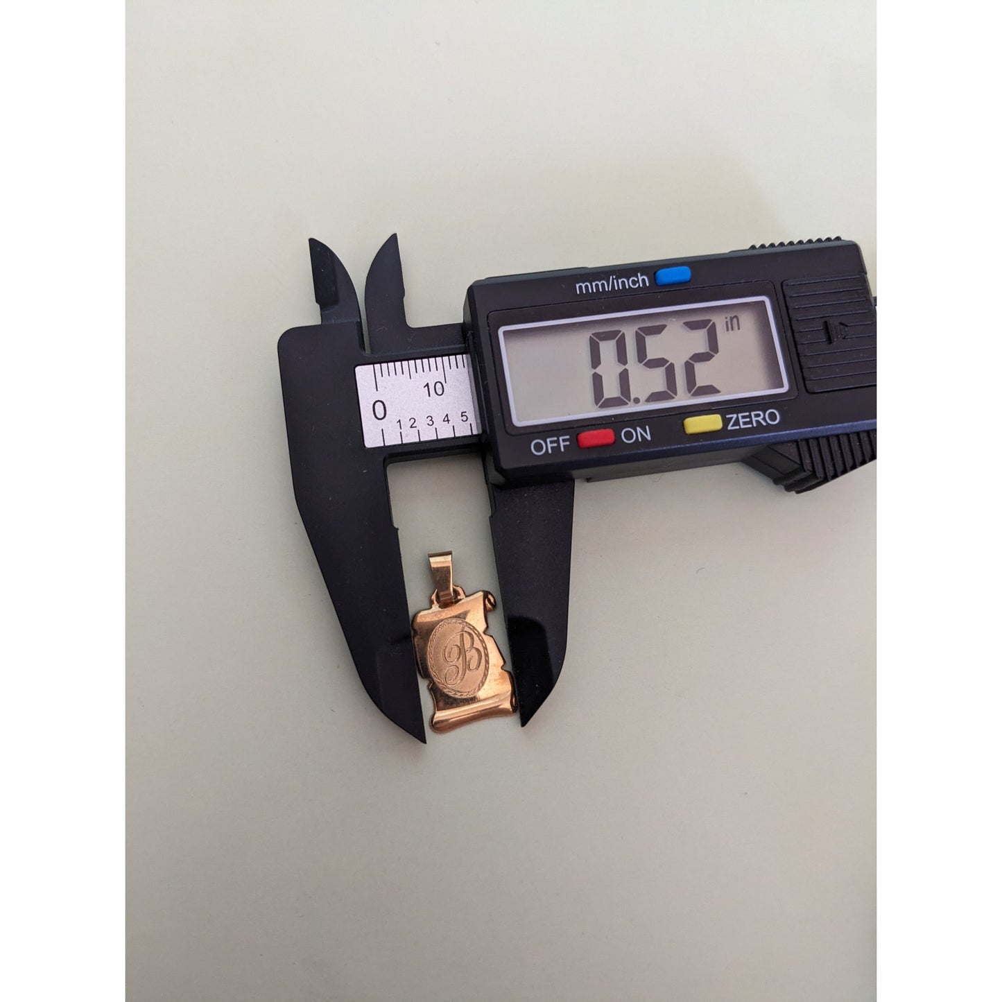 Vintage 18k Yellow Gold Scroll with "B" Initial Pendant