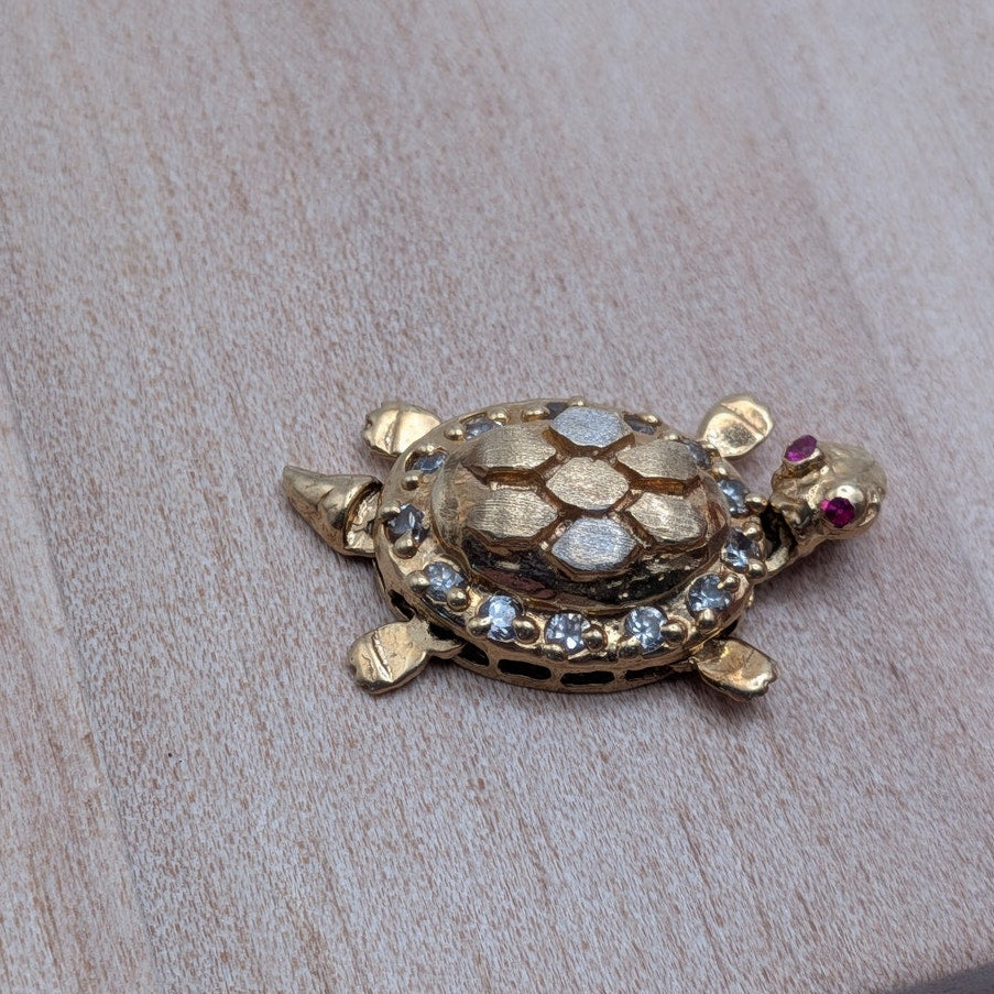 Vintage Unmarked 10k Gold Articulated Sea Turtle Pendant