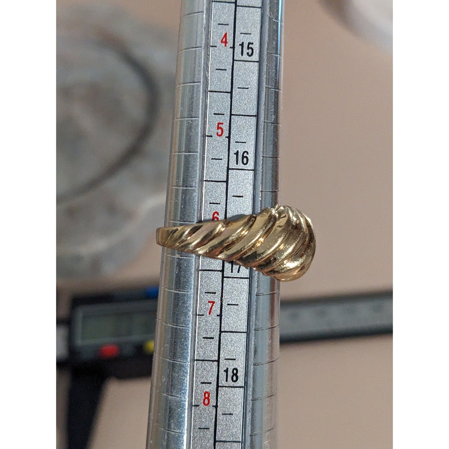 Vintage 14k Yellow Gold Wave-y Carved Fluted Dome Ring Size 6.25US