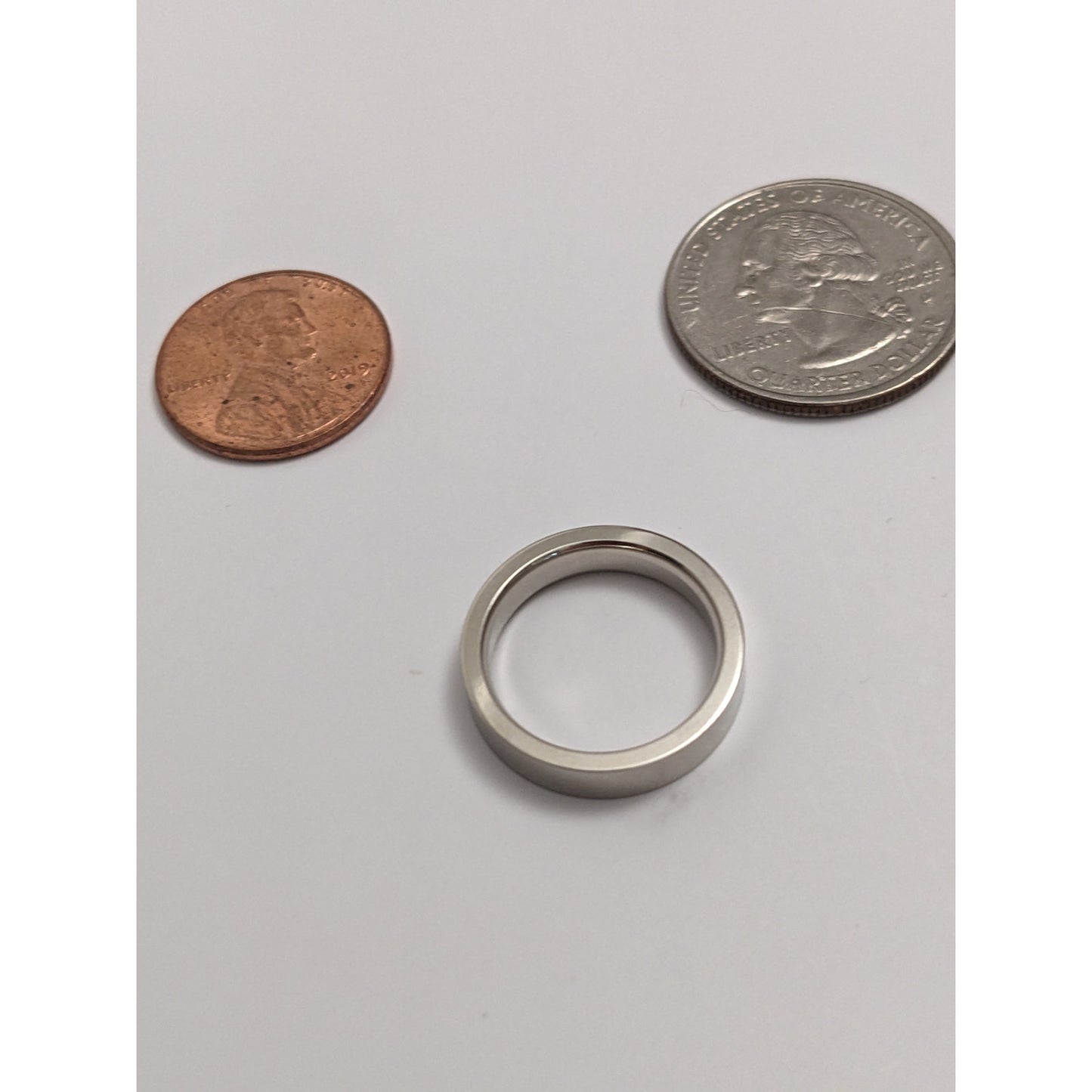 Preowned 14k White Gold 4mm Simple Wedding Band Ring Size 5