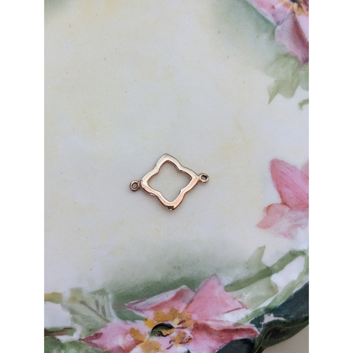 Estate Unmarked 14k Yellow Gold Wavy Flower Clover Charm Link Connector
