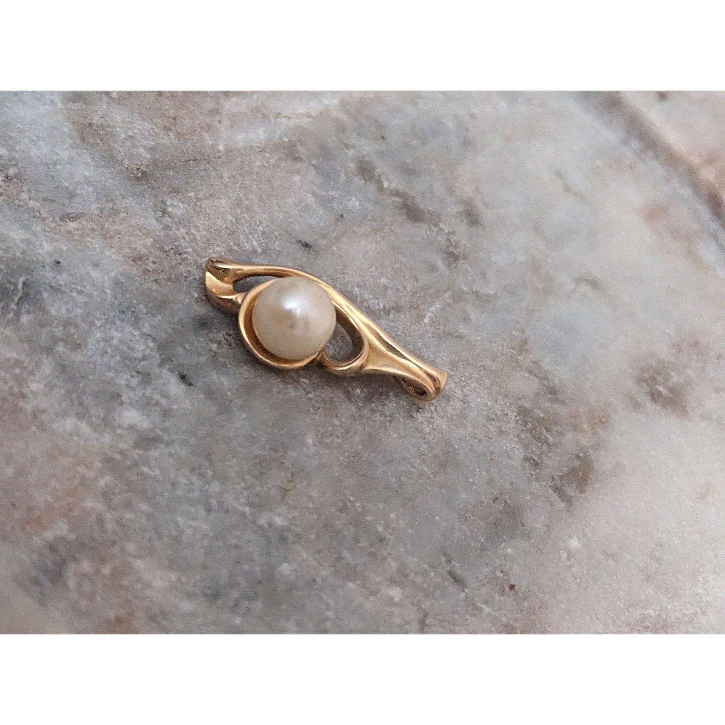 Vintage 14k Yellow Gold Pendant with Faux Pearl