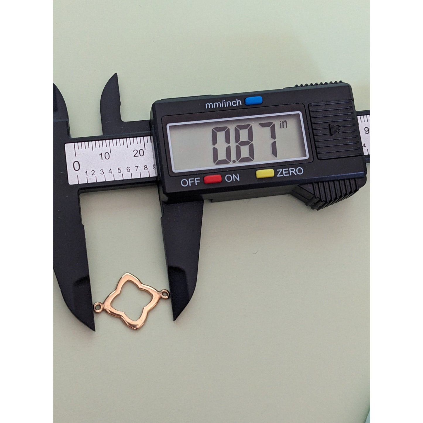 Estate Unmarked 14k Yellow Gold Wavy Flower Clover Charm Link Connector