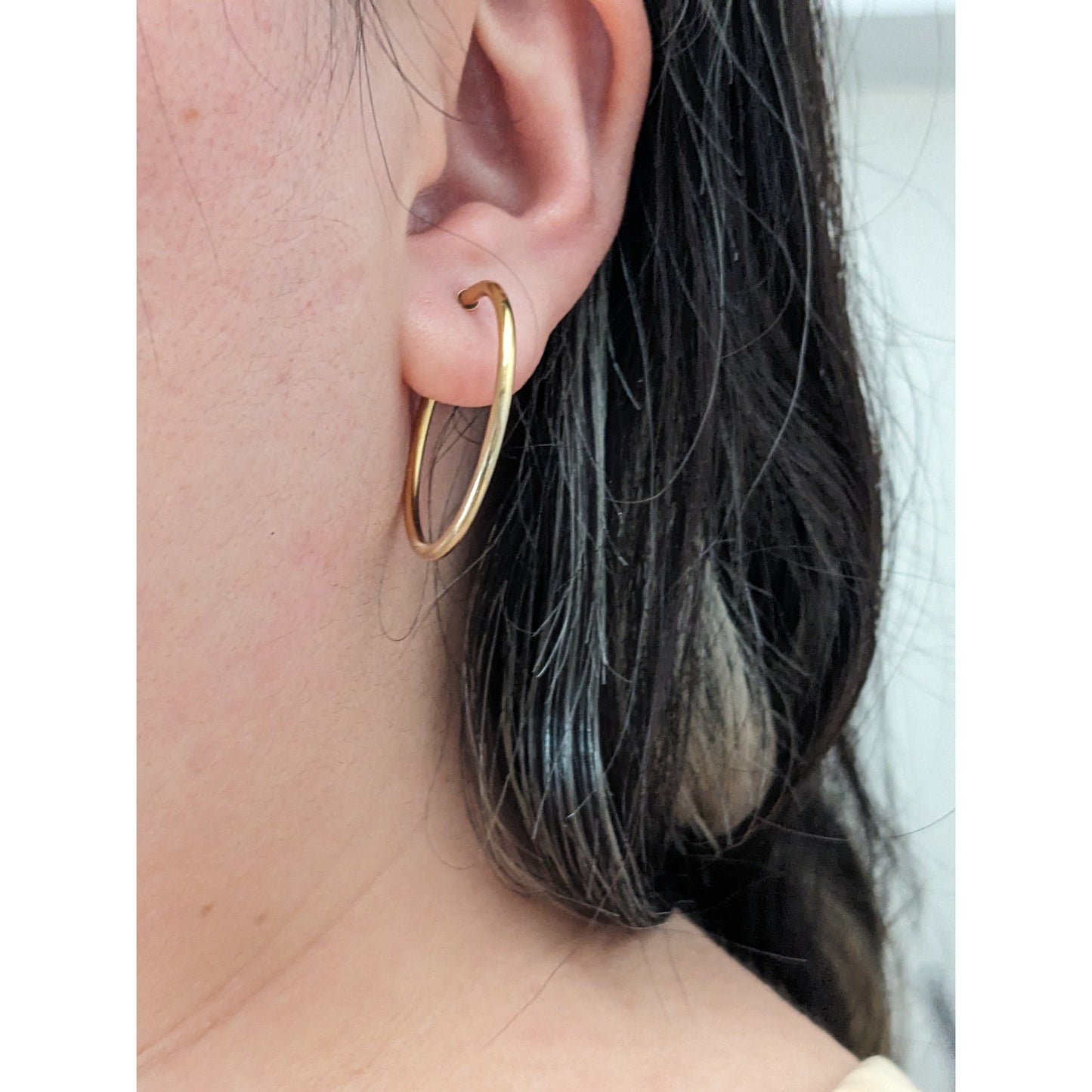 Vintage 14k Yellow Gold Thin 1.5mm Thick Hoop Earrings