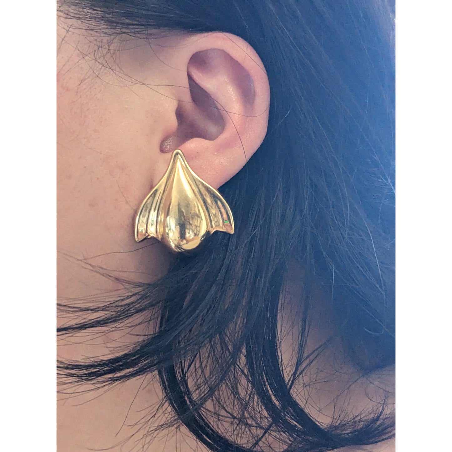 Vintage 14k Yellow Gold Italy Hollow Scalloped Earrings Omega Backs