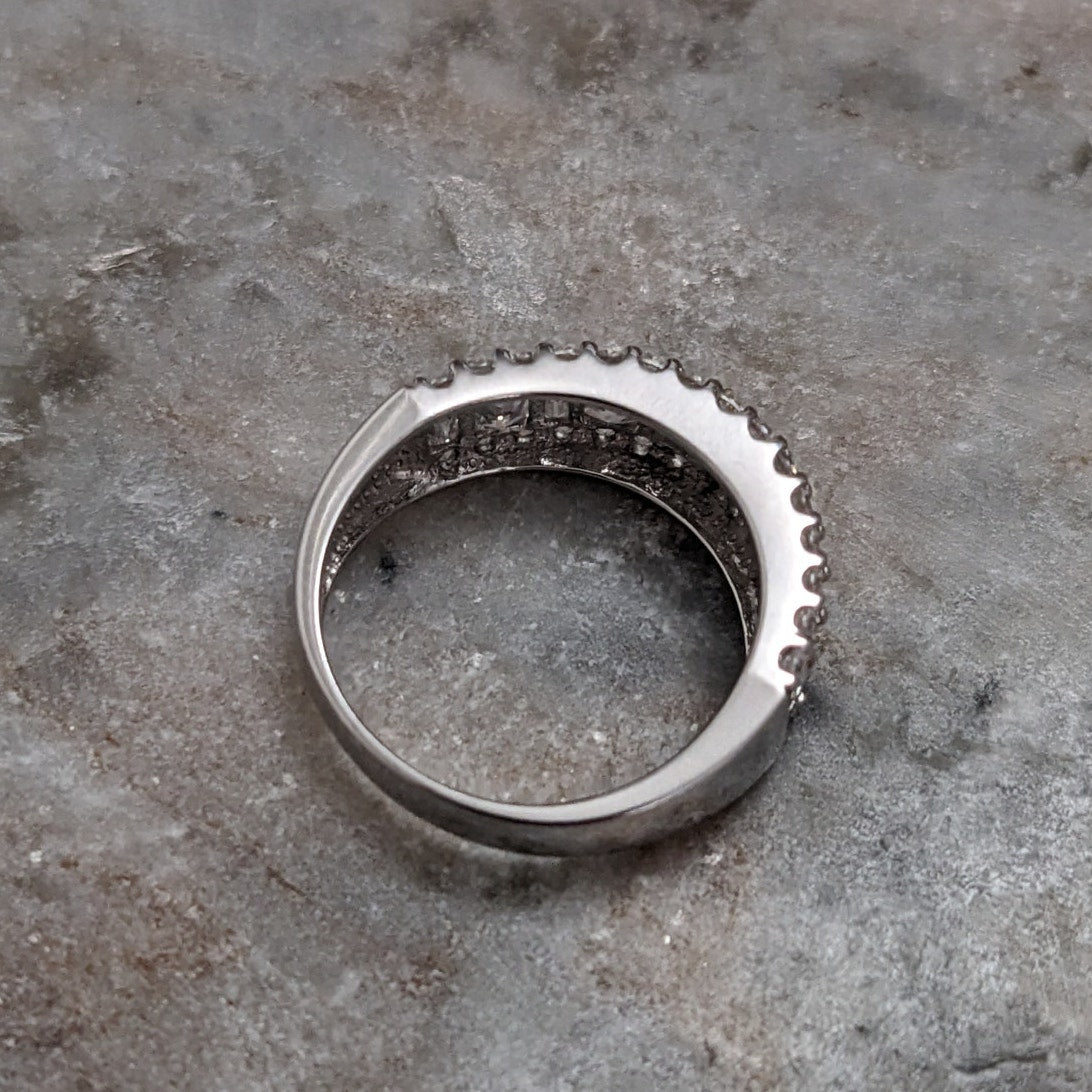 Preowned 14k White Gold with Baguette and Round CZs Band Ring Size 7