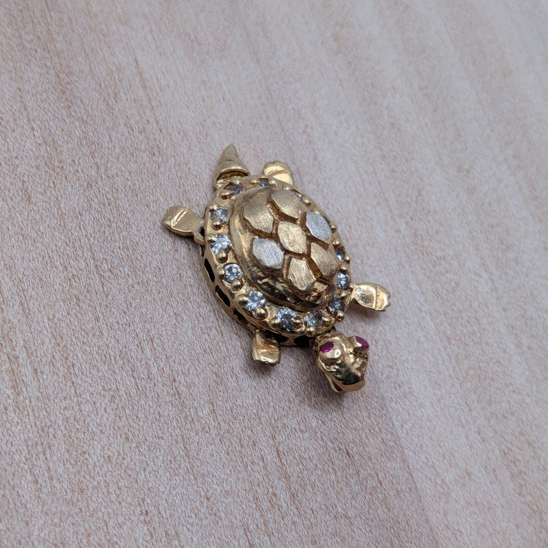 Vintage Unmarked 10k Gold Articulated Sea Turtle Pendant