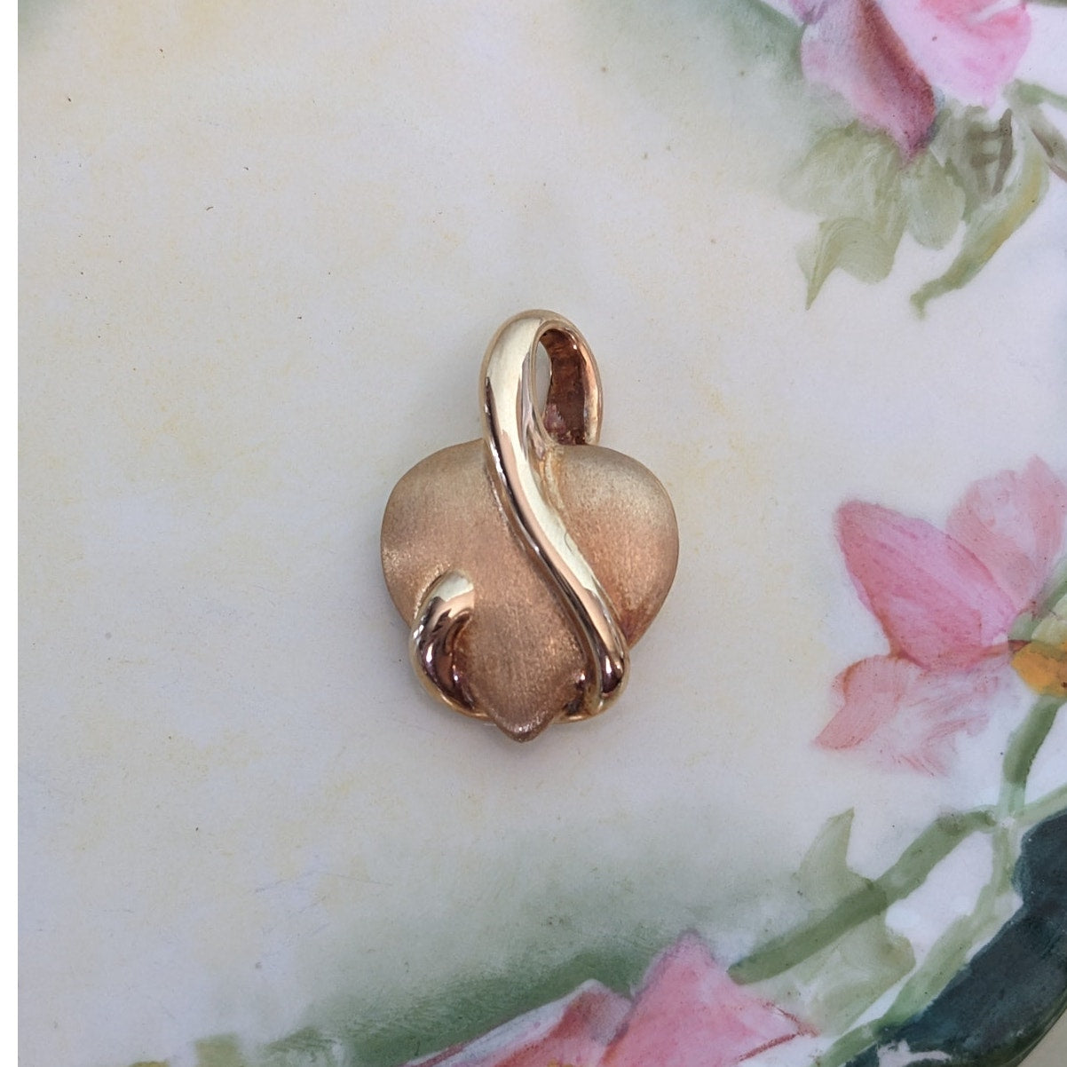 Vintage 18K Italy Hollow Brushed Looped Puffy Heart Pendant