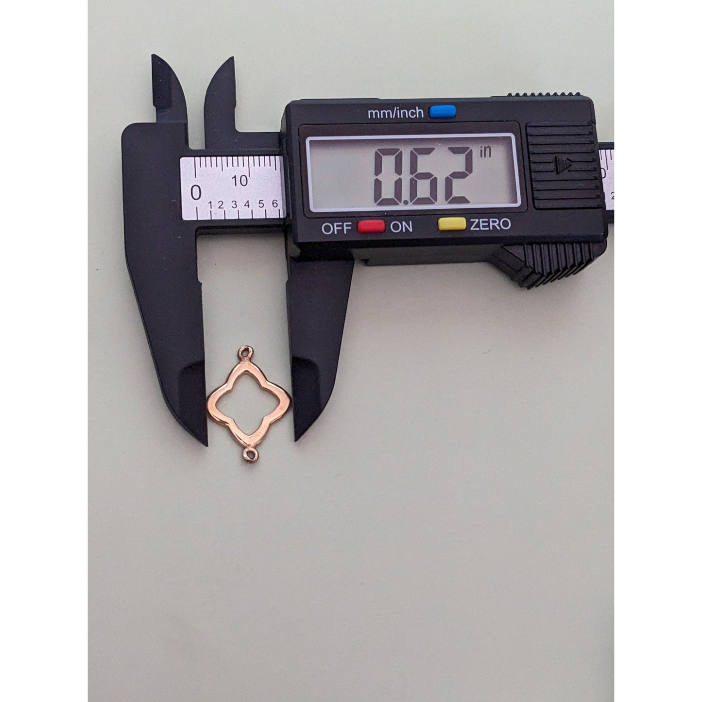 Estate Unmarked 14k Yellow Gold Wavy Flower Clover Charm Link Connector