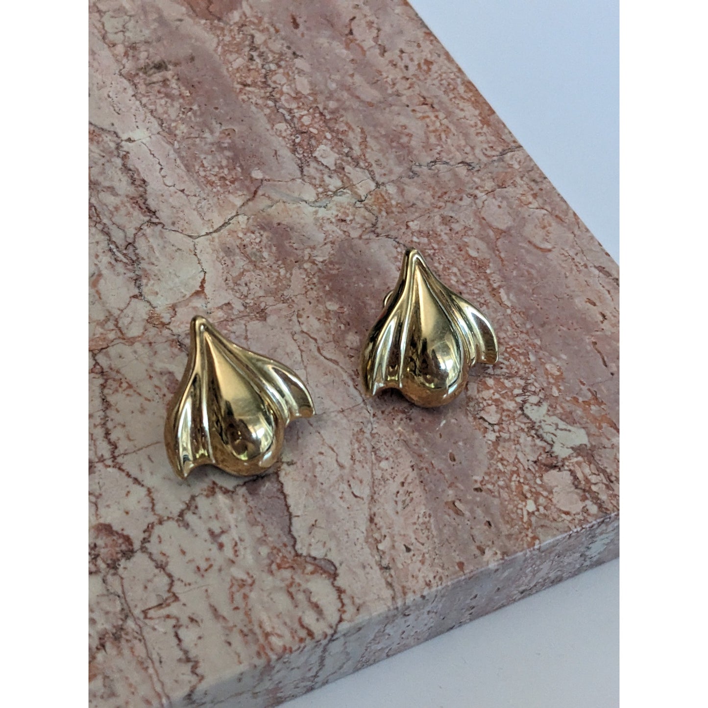 Vintage 14k Yellow Gold Italy Hollow Scalloped Earrings Omega Backs