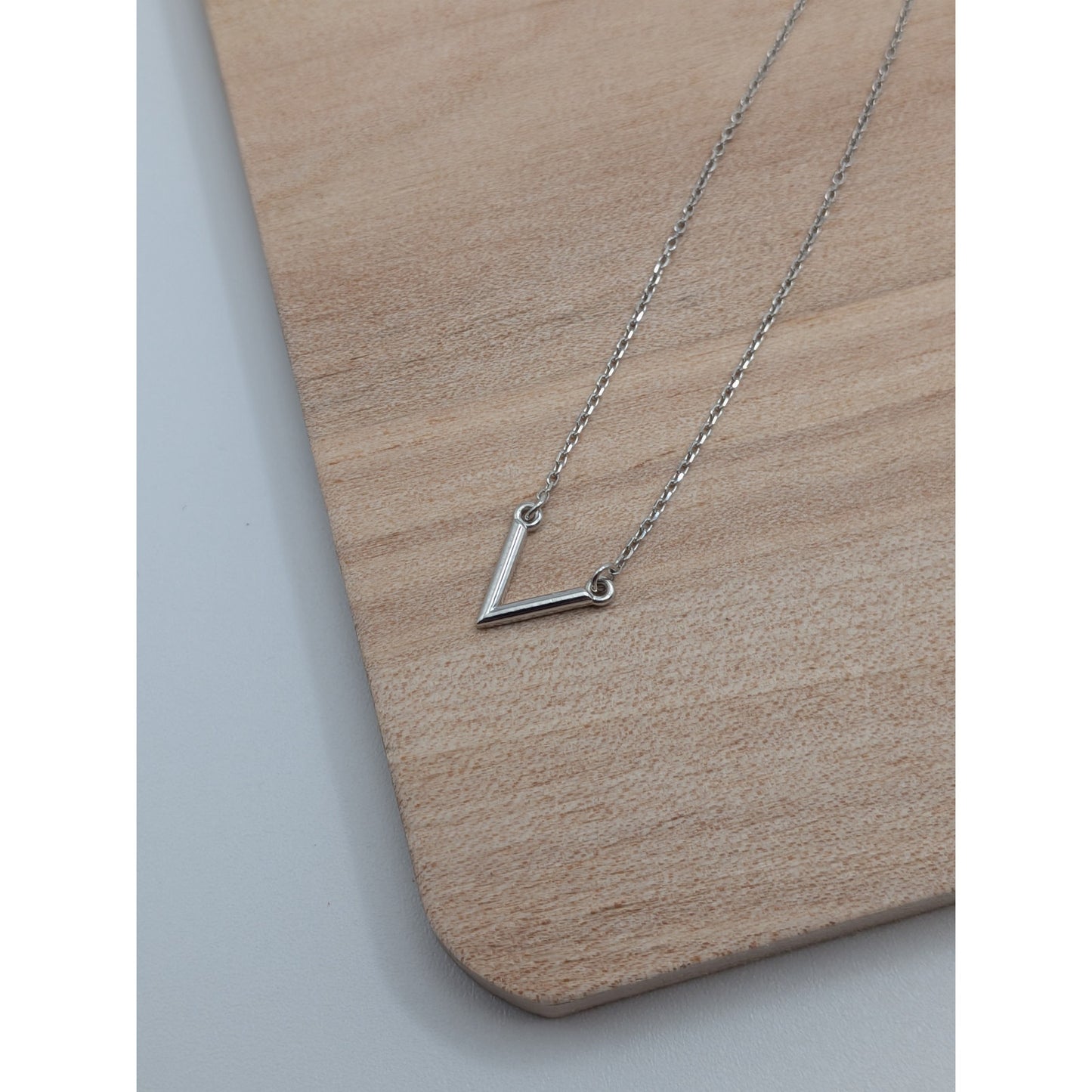 Preowned 14k White Gold Dainty "V" Pendant Necklace 18in