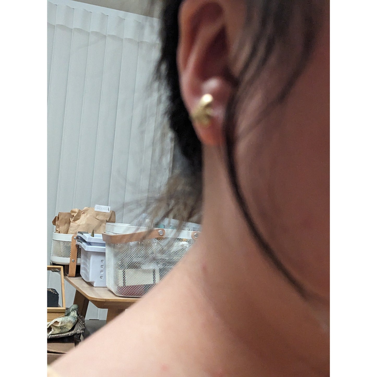 Vintage 14k Yellow Gold Lightweight Small Dainty Heart Leaf Etch Stud Earrings