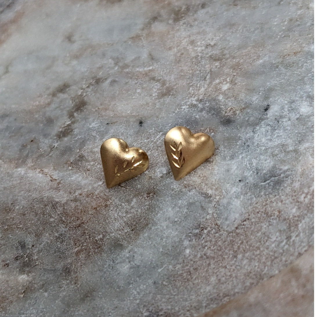 Vintage 14k Yellow Gold Lightweight Small Dainty Heart Leaf Etch Stud Earrings