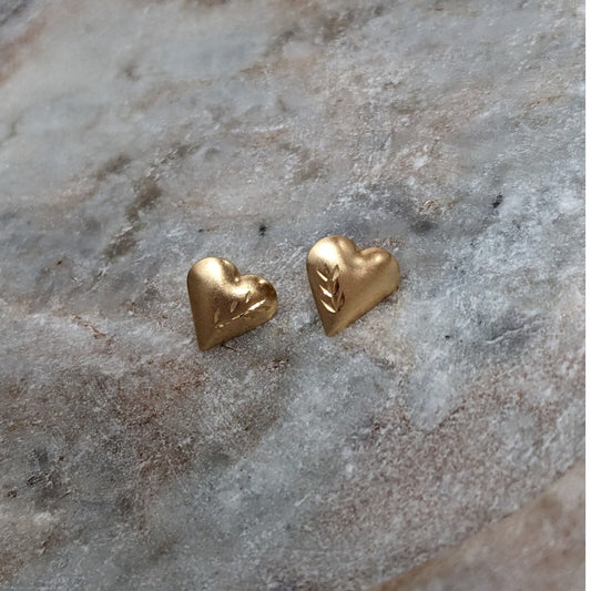 Vintage 14k Yellow Gold Lightweight Small Dainty Heart Leaf Etch Stud Earrings