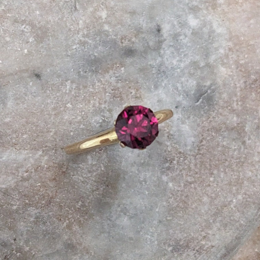 Estate 14k Yellow Gold with Garnet Solitaire Ring Size 7.25