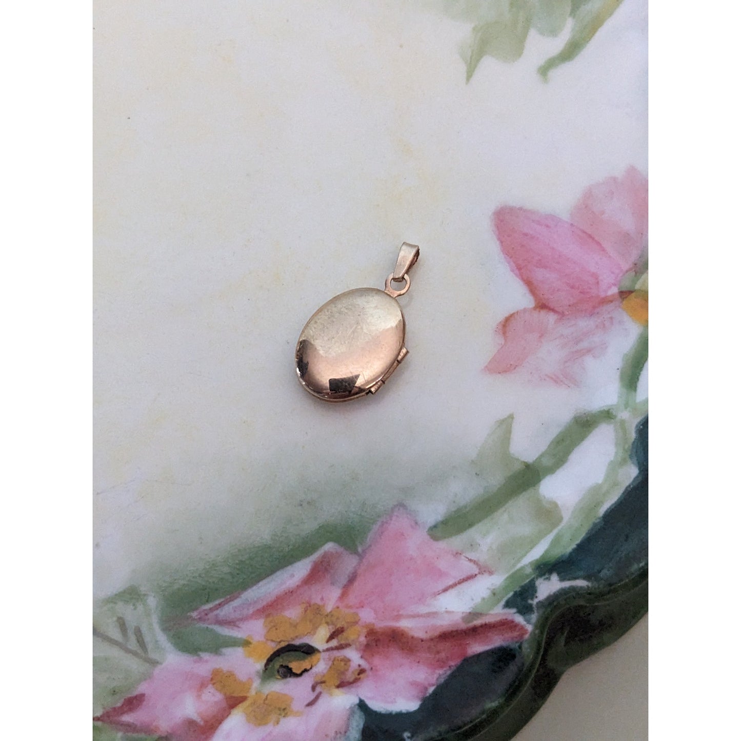 Vintage 14k Etched Heart and Leaves Mini Locket Pendant