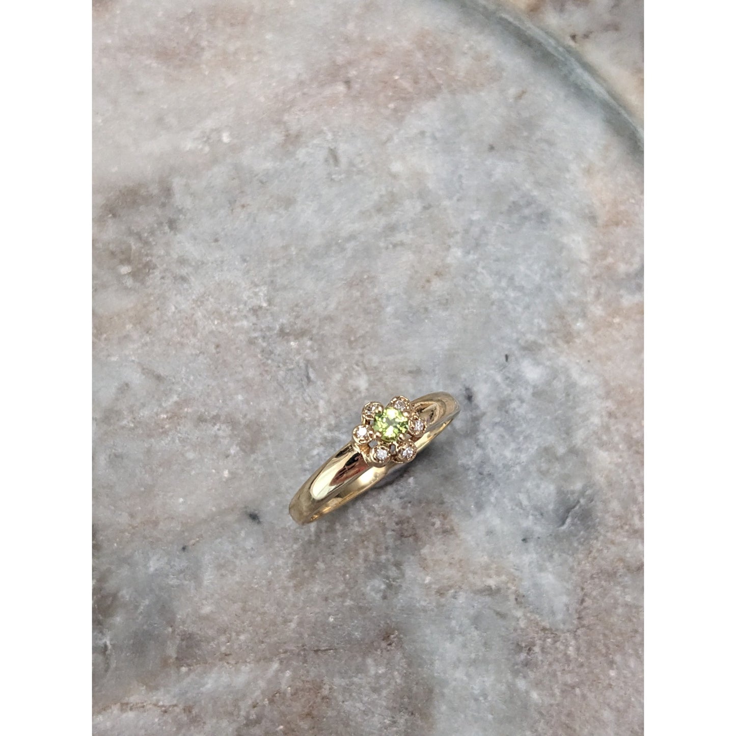 Estate 14k Yellow Gold Dainty Green Peridot Floral Ring Size 6.25