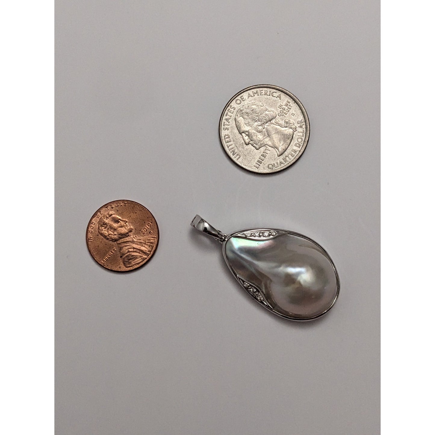 Vintage 14k White Gold Iridescent Mabe pearl 0.05ct Diamond Accent Pendant