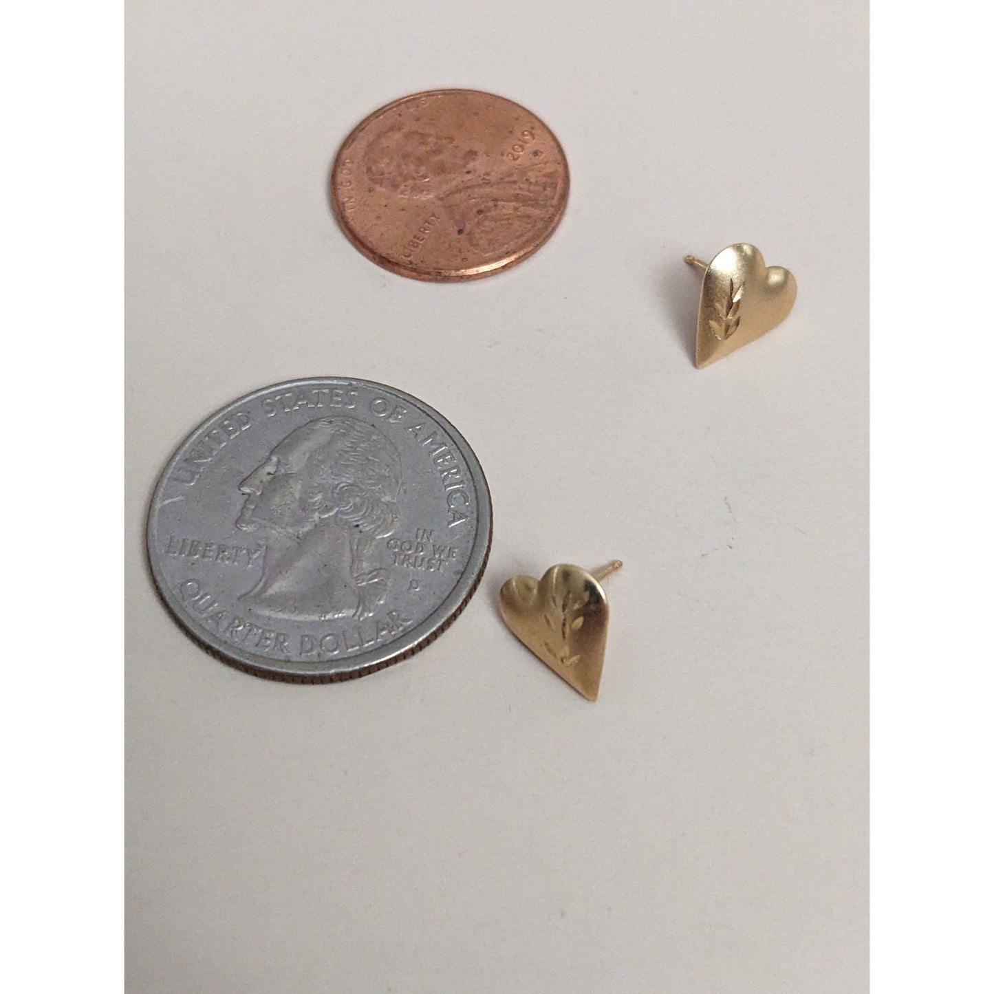 Vintage 14k Yellow Gold Lightweight Small Dainty Heart Leaf Etch Stud Earrings