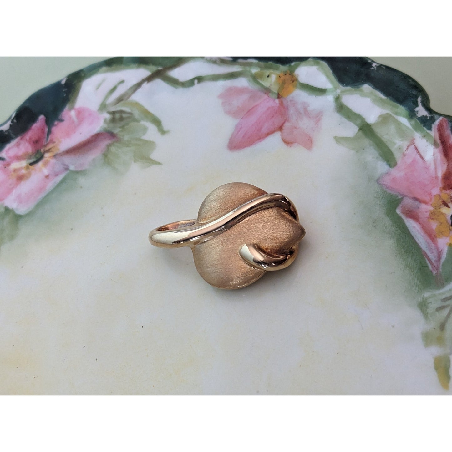 Vintage 18K Italy Hollow Brushed Looped Puffy Heart Pendant