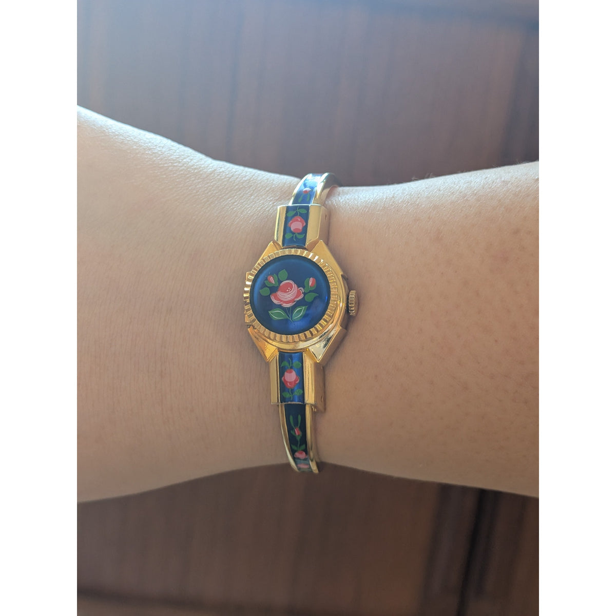 Vintage Clowat Gold Tone Peekaboo Manual Watch Blue Enamel Red Flowers