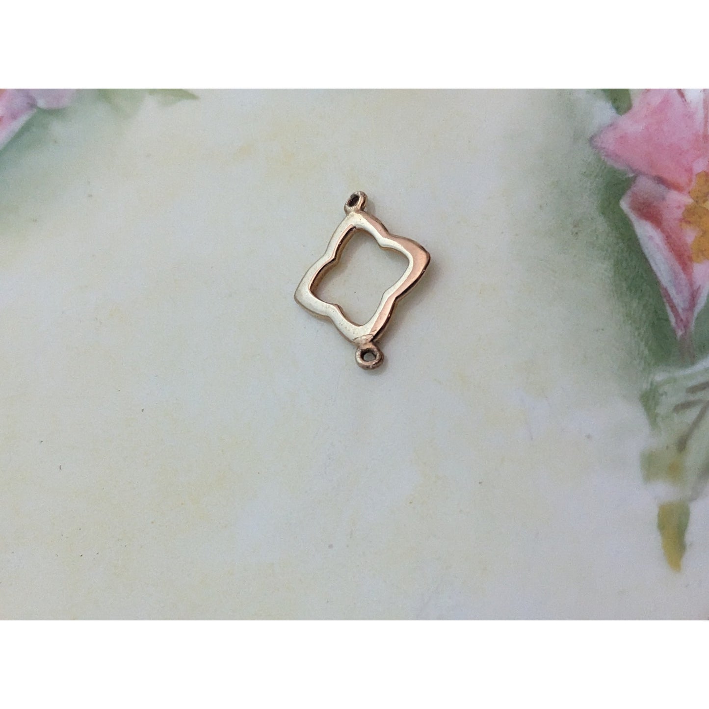 Estate Unmarked 14k Yellow Gold Wavy Flower Clover Charm Link Connector