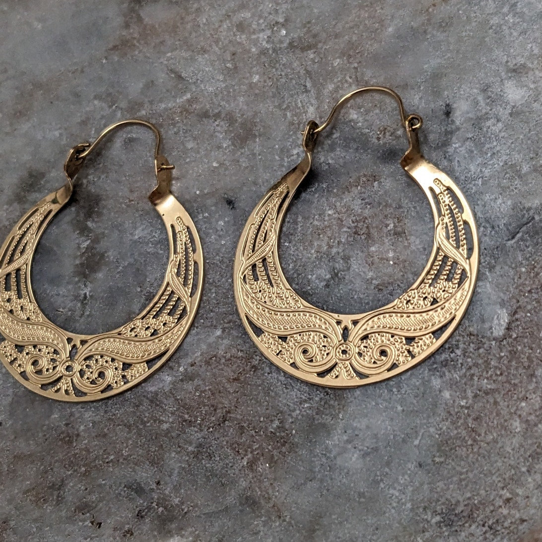 Vintage 14k Yellow Gold Swirl Filigree Flat Graduated Hoop Earrings