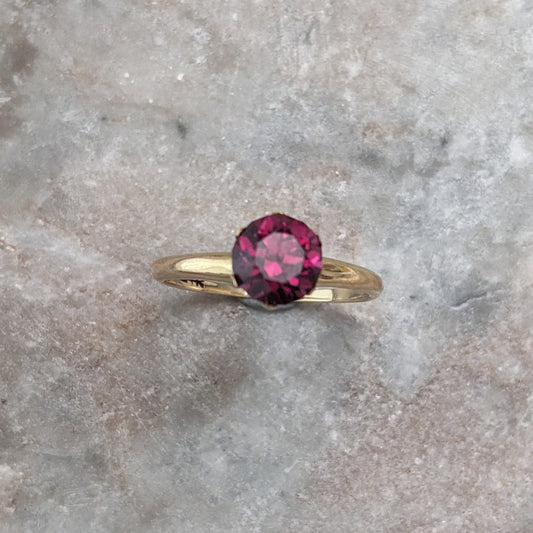 Estate 14k Yellow Gold with Garnet Solitaire Ring Size 7.25