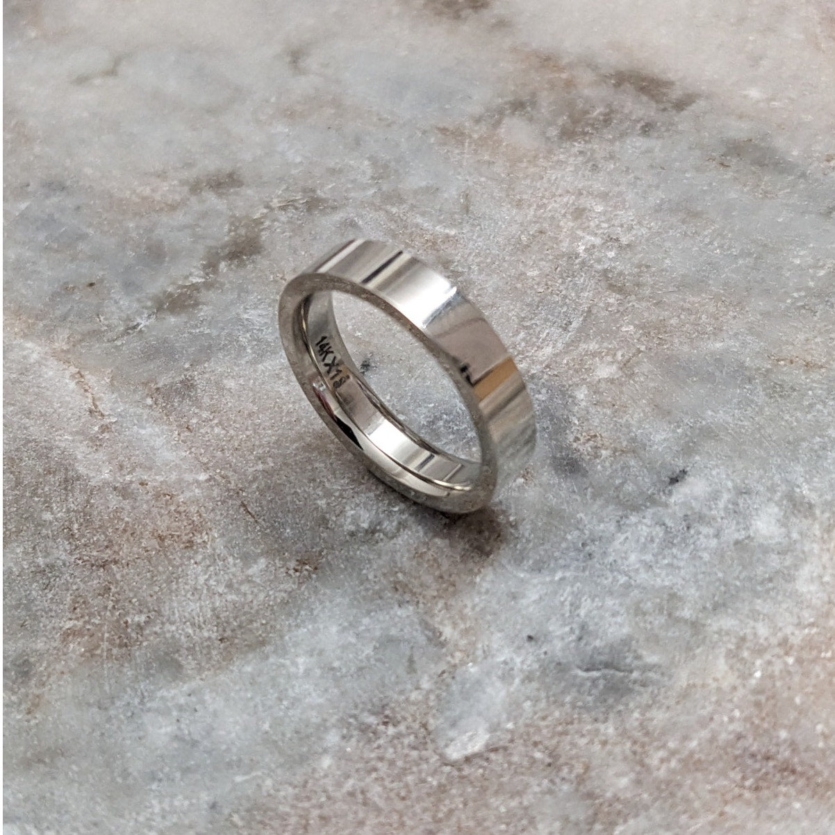 Preowned 14k White Gold 4mm Simple Wedding Band Ring Size 5