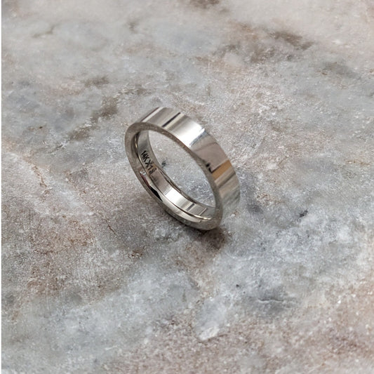 Preowned 14k White Gold 4mm Simple Wedding Band Ring Size 5