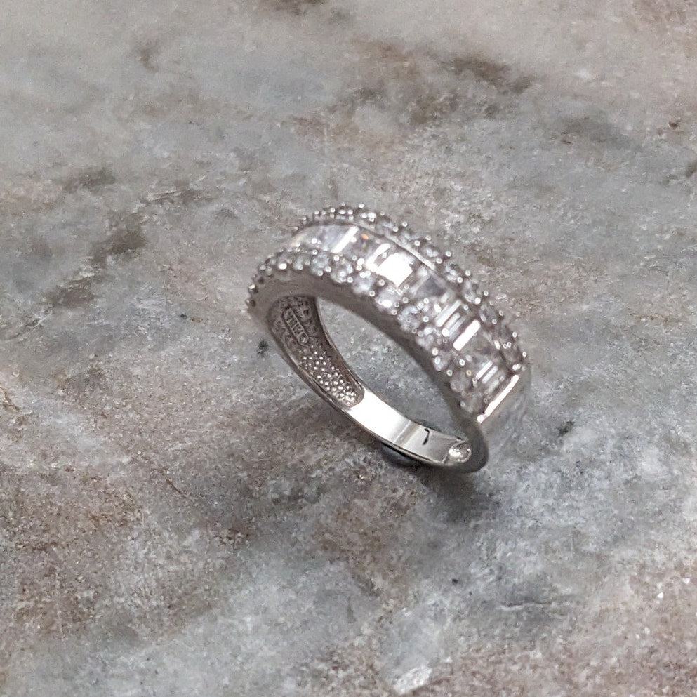 Preowned 14k White Gold with Baguette and Round CZs Band Ring Size 7