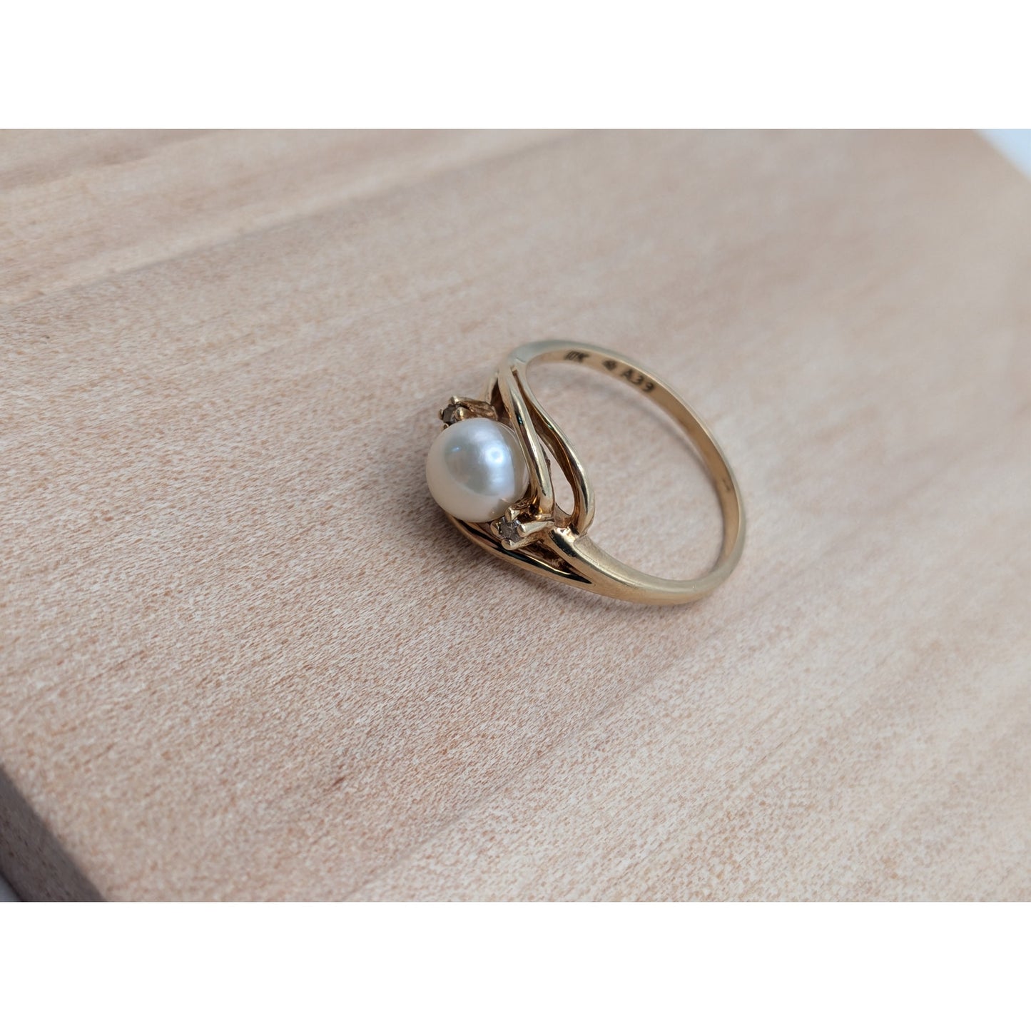 Vintage 6k Yellow Gold Twist Pearl and Diamond Accent Ring Size 6.25