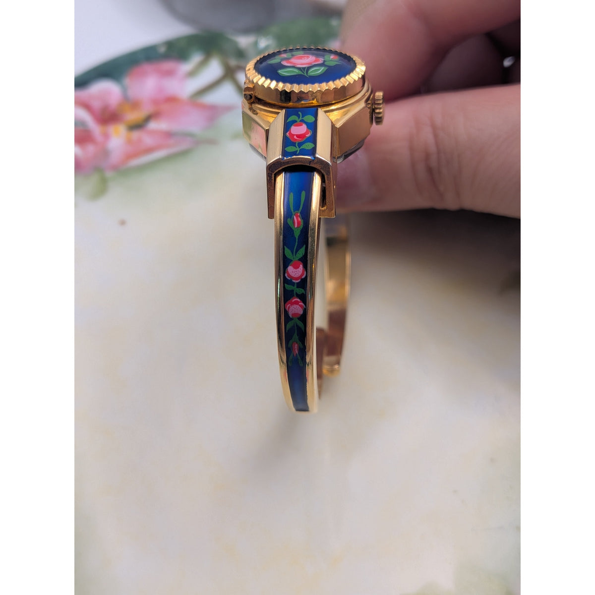 Vintage Clowat Gold Tone Peekaboo Manual Watch Blue Enamel Red Flowers