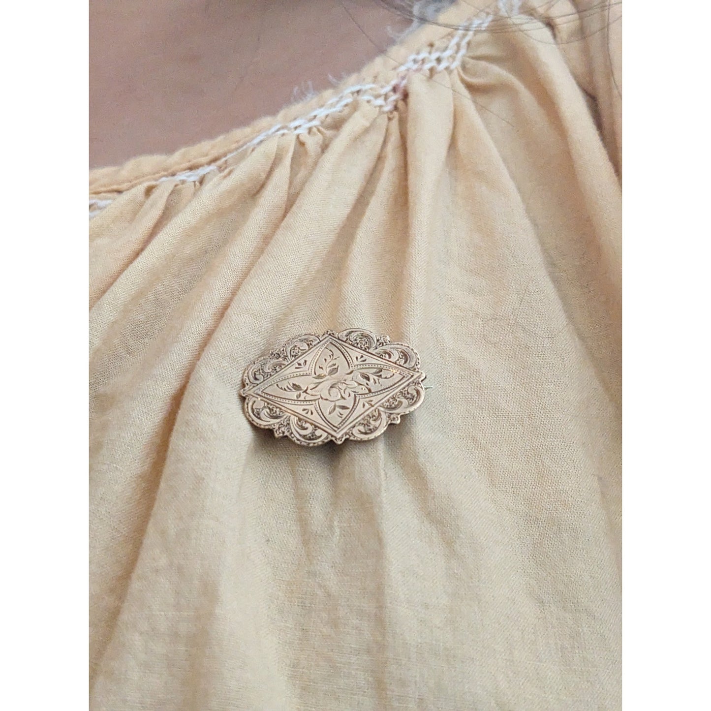 Vintage Unmarked 12k Yellow Gold Etched Engraved Convertible Pendant Brooch
